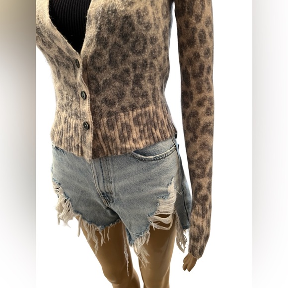Adorable cheetah print cashmere cardigan - Picture 3 of 8